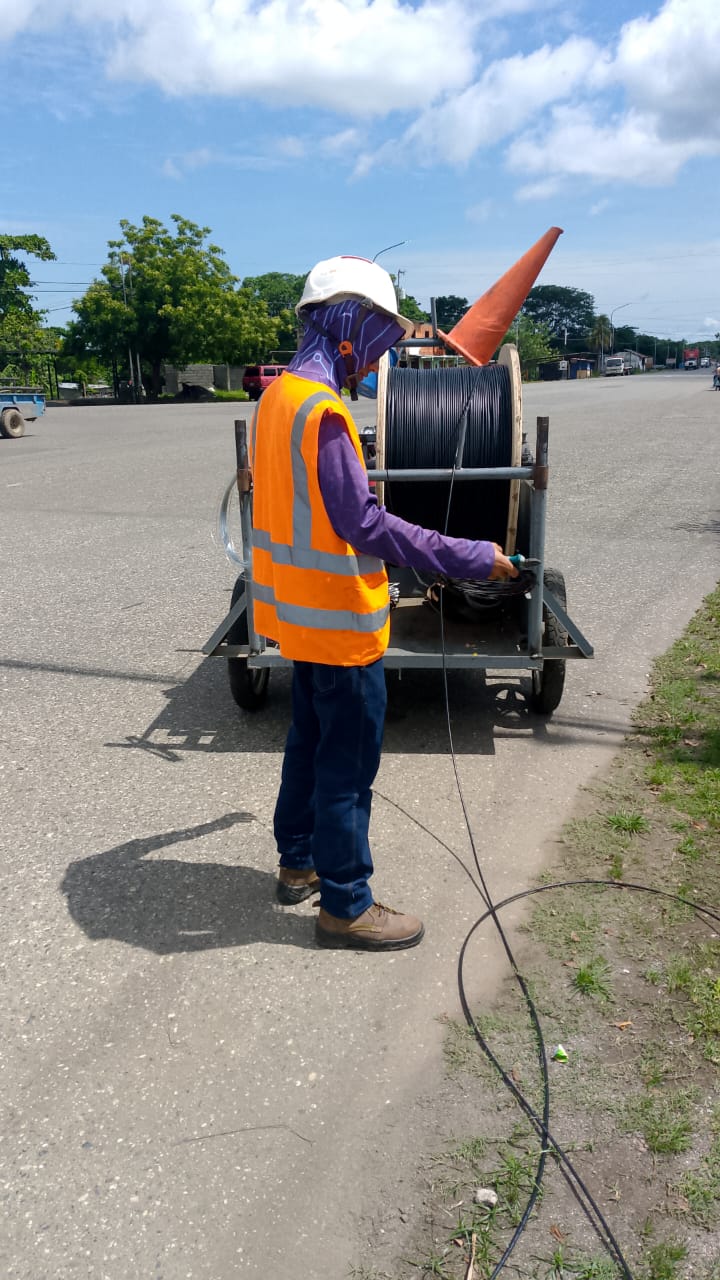 Despliegue de carretes de fibra óptica en las calles de Ospino