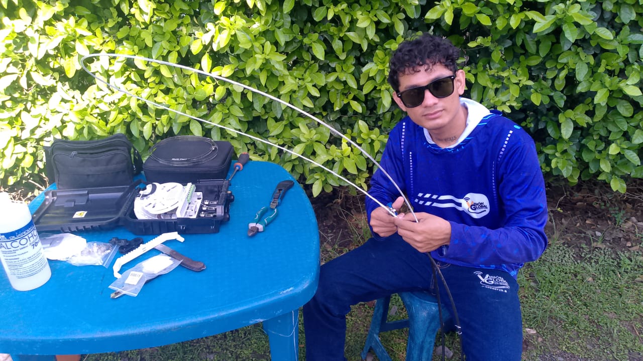 Técnico preparando fibra óptica de alta velocidad Visión Global