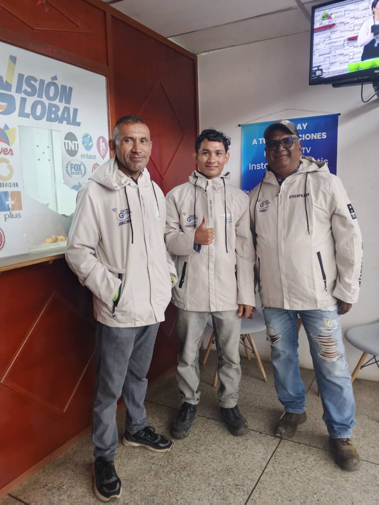 Técnico de Visión Global realizando instalación en campo