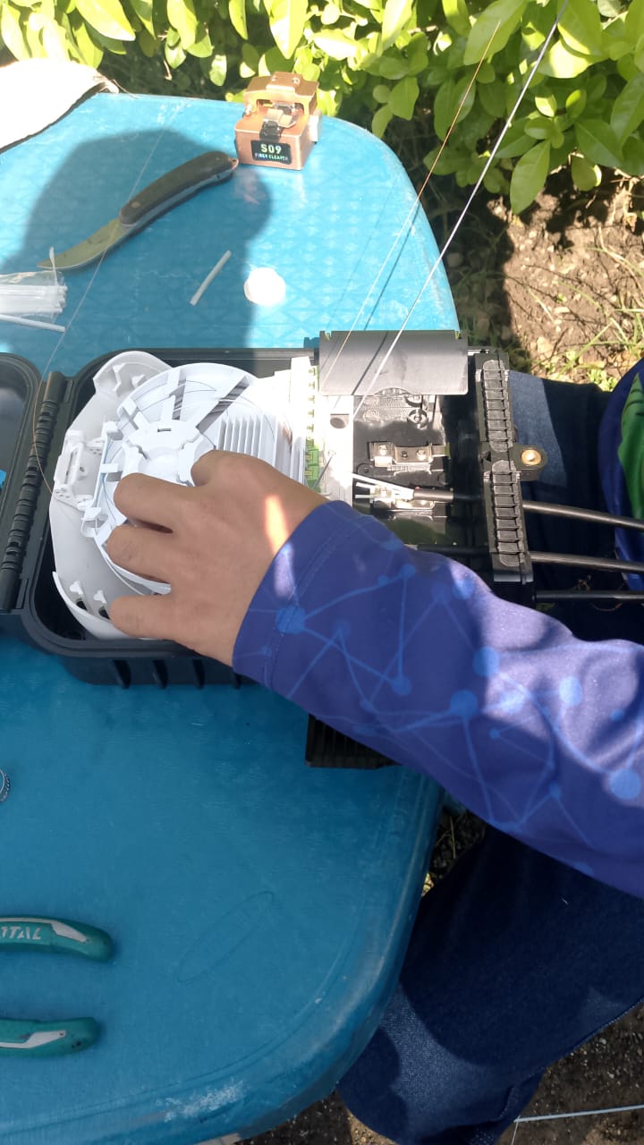 Fusión de fibra óptica y empalme minucioso en caja de distribución