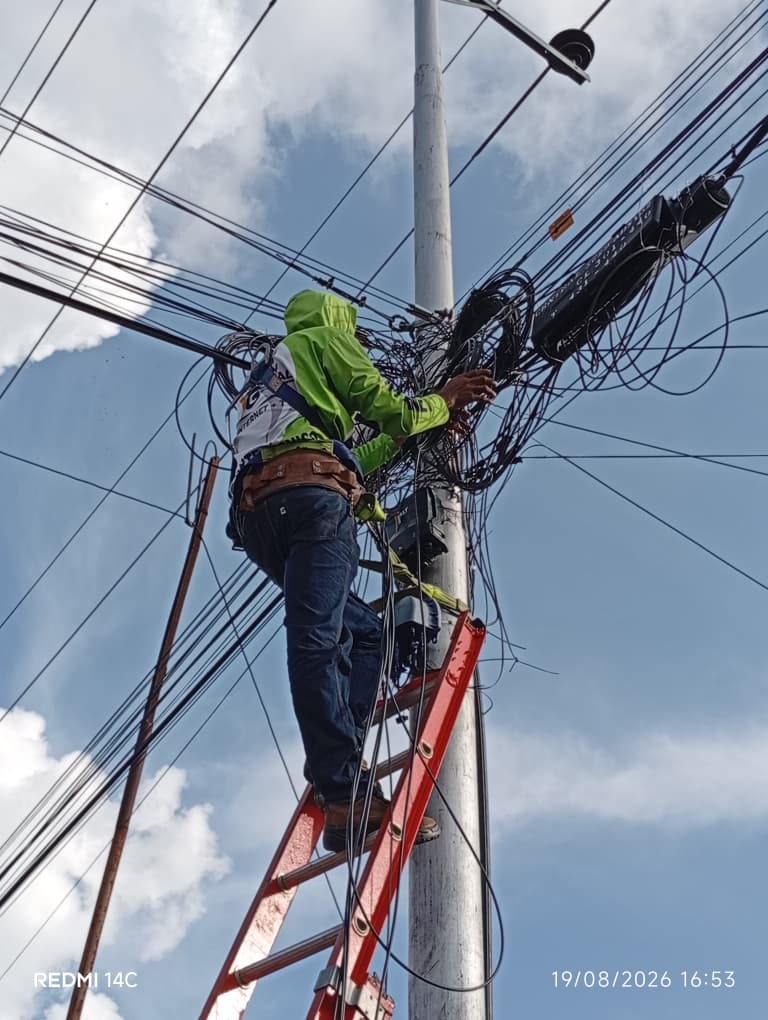Soporte técnico en sitio y mantenimiento en poste Ospino